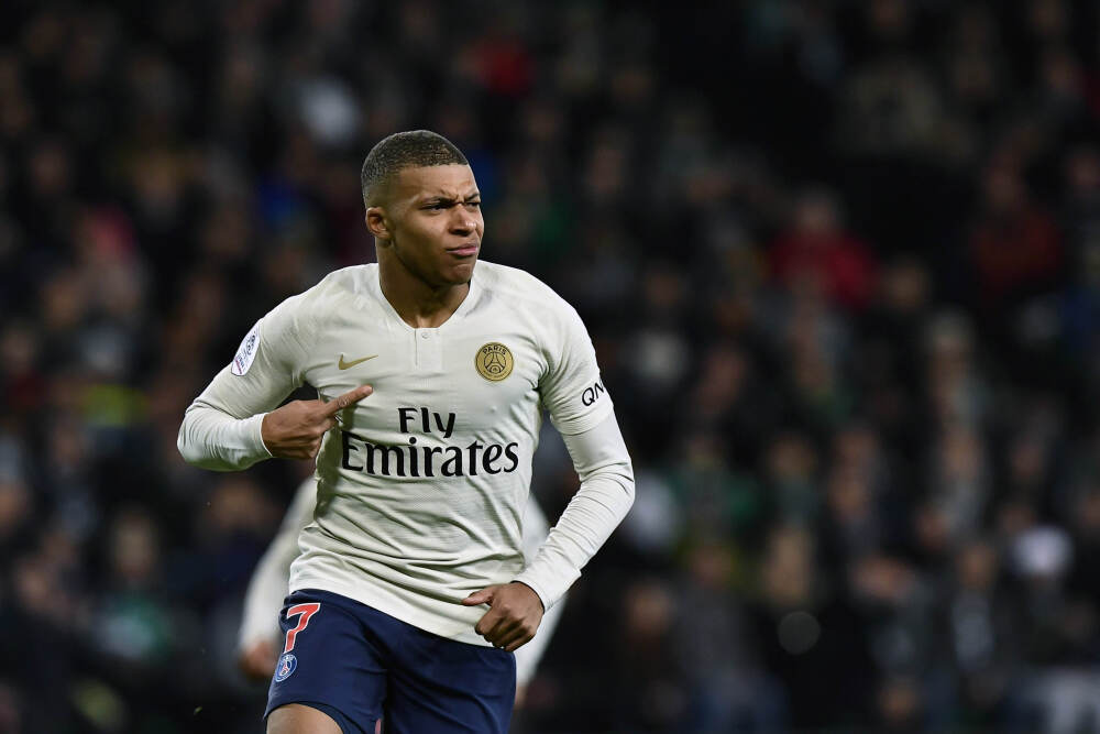 小鹏女性人形机器人里藏真人？何小鹏“扒皮”回应，公司股价亮了……